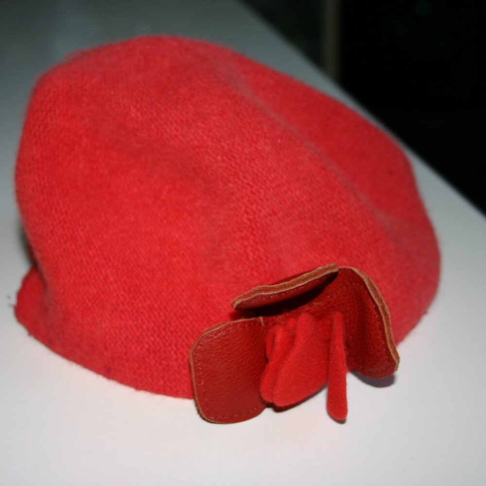 WOMEN'S HAT BY HALL'S MARK HHH...BABY IN RED. WOOL BLEND W/LEATHER FELT FLOWER